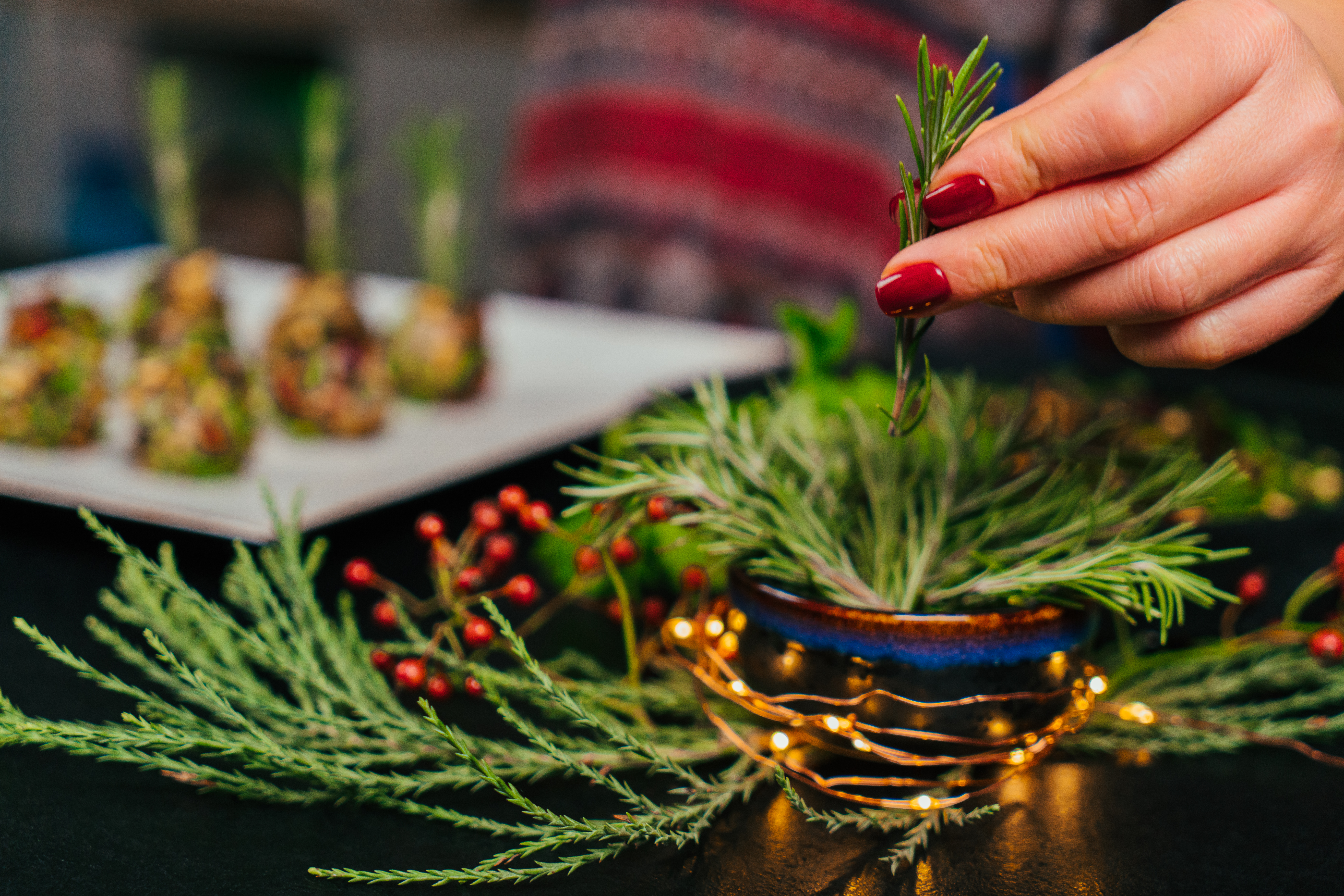 ramitas de romero fresco para decorar tus bocados navideños, canapés navideños fáciles y rápidos paso a paso en fotos