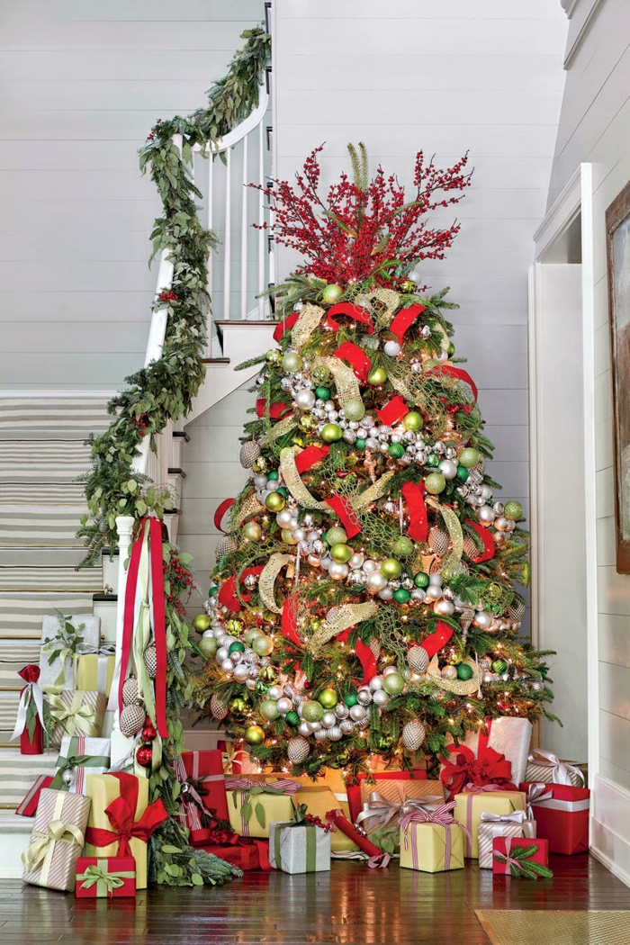 últimas tendencias en decoración de árboles de navidad 2018, árbol decorado en rojo y dorado con cintas de tela 