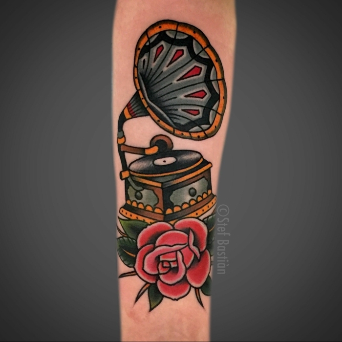 tatuajes old school antebrazo, diseños de tatuajes para hombres en el brazo, tatuajes americanos tradicionales, tocadiscos con rosas tatuado en el antebrazo 