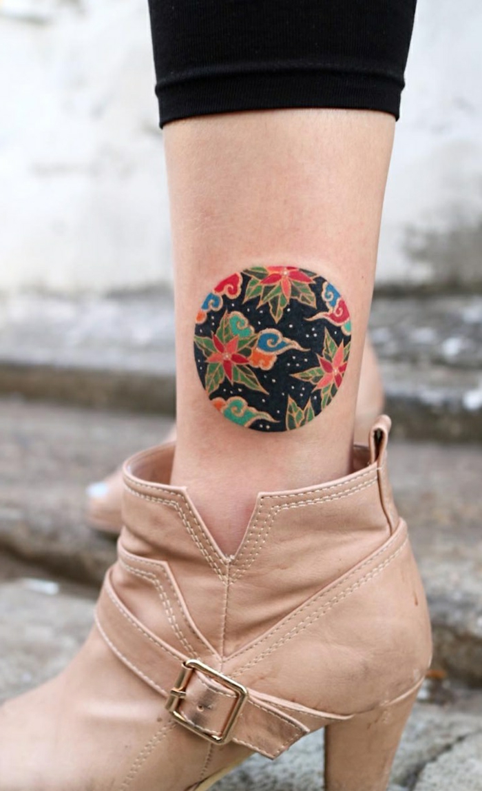 los mejores tatuajes en estilo old school, tatuajes geométrico tatuado en el tobillo con ornamentos y motivos florales 