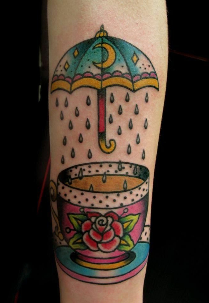 tatuajes en el brazo diseños vintage para hombres y mujeres, taza de café con motivos florales, paraguas