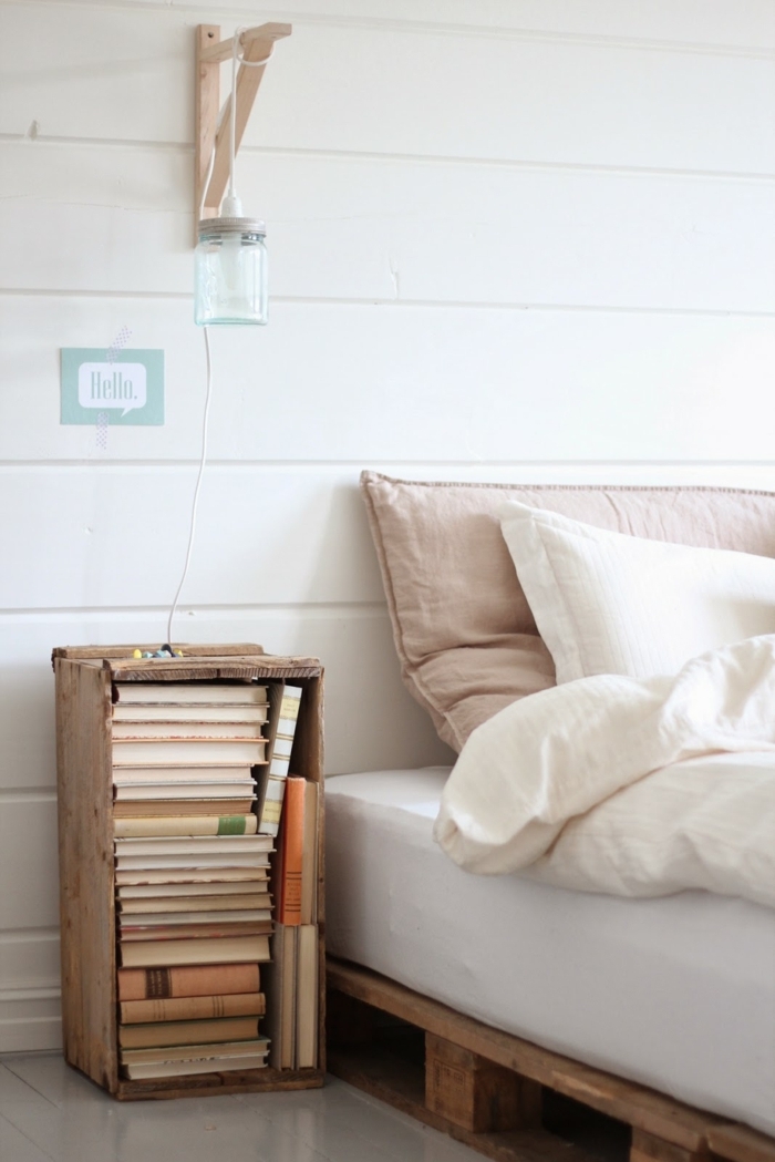 bonito rincón de un dormitorio moderno decorado en tonos pasteles, decoracion con palets ideas DIY 