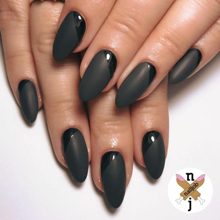 largas y elegantes uñas en negro de forma almendrada, diseños de uñas con acabado mate 