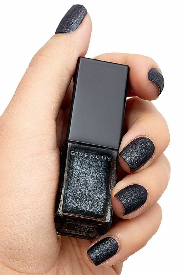 diseños de uñas modernos, uñas cortas acrílicas pintadas en negro con partículas acabado mate 
