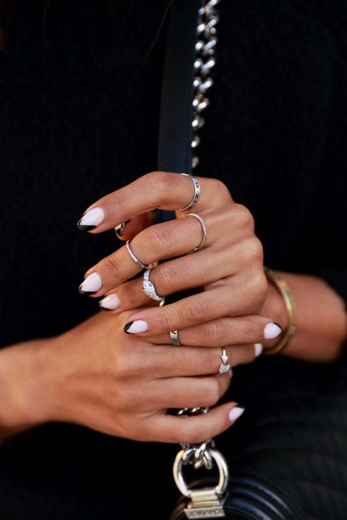 diseños de uñas francesas modernas, manicura francesa con puntas en negro y fondo blanco 