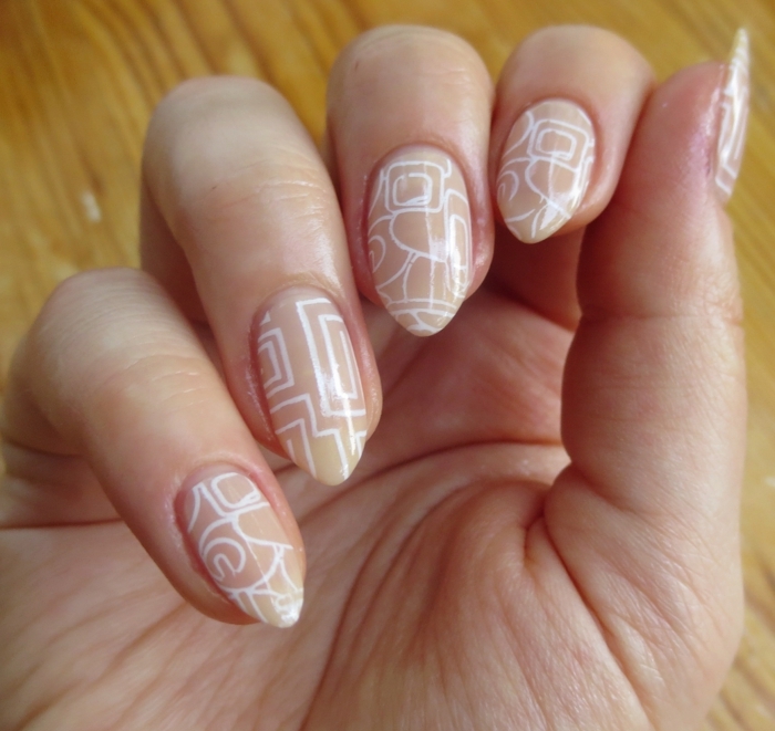 uñas acrílicas en color nude con decoración en blanco diseño geométrico, largas uñas almendradas
