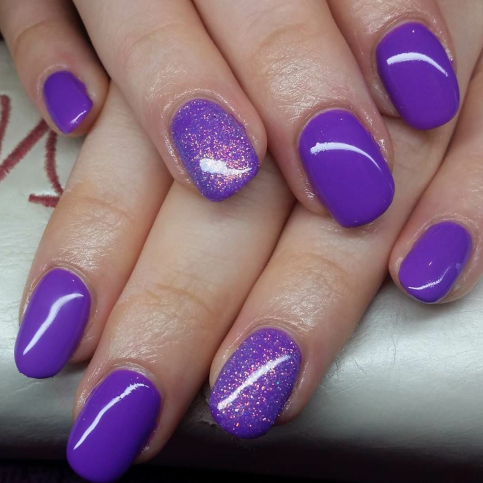 diseños de uñas pintadas en un solo color, uñas de longitud media acrílicas pintadas en lila intenso 