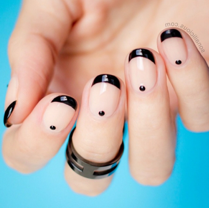 diseños de uñas modernos con detalles gráficos y geométricos, uñas francesas con puntas en negro 