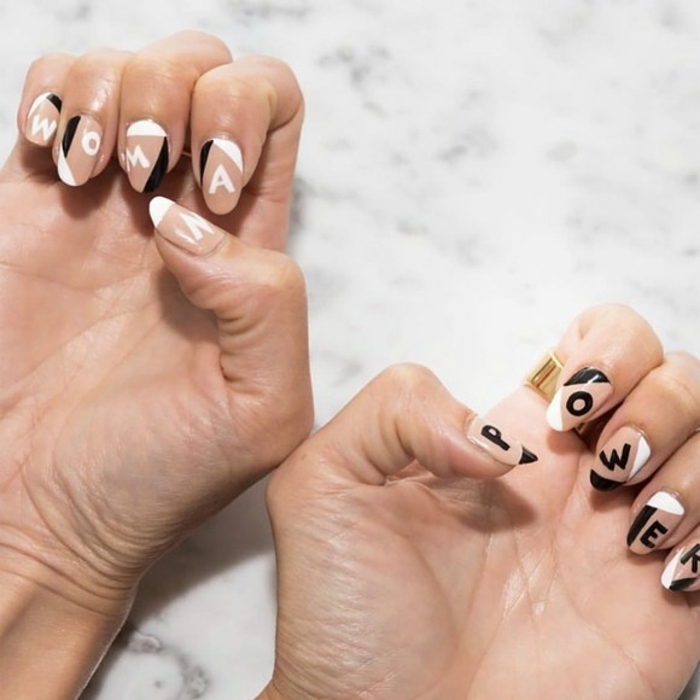 diseños de uñas exclusivos, uñas con detalles geométricos y letras decoradas en blanco, beige y negro