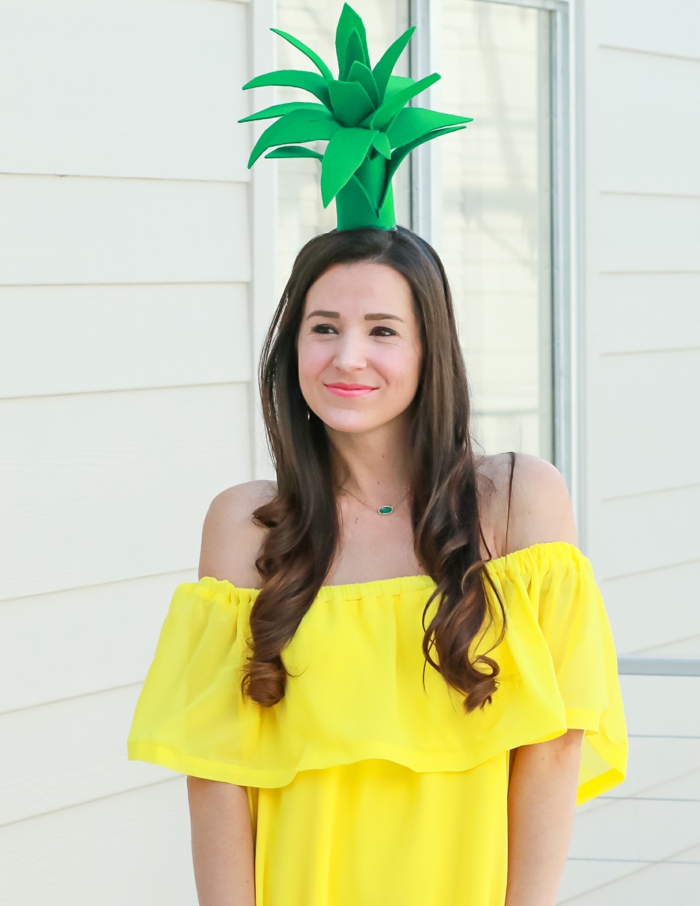 disfraces caseros de Halloween super originales, vestido en amarillo, corona de cabeza con piña en verde 