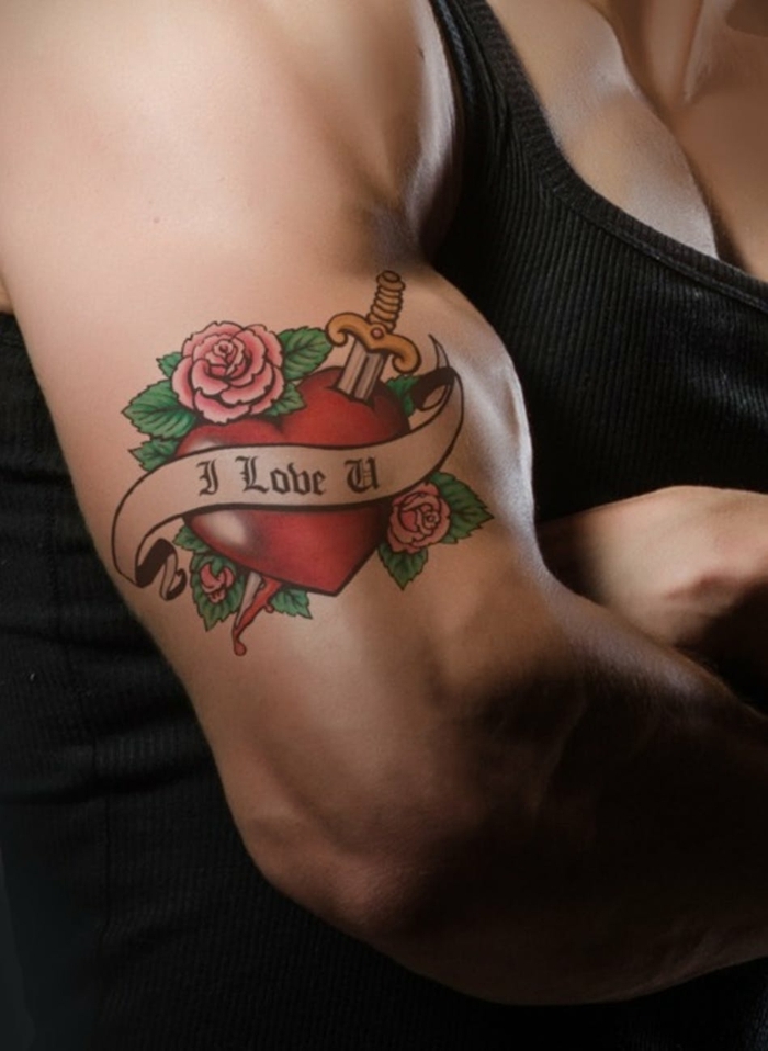 tatuajes para hombres en el brazo, ideas old school, tattoos con corazones, letras y motivos florales 