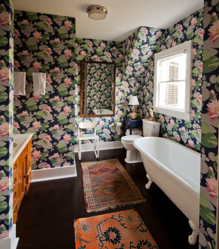 ideas de decoracion cuartos de baño en estilo vintage, papel pintado motivos florales, suelo de madera y bañera patas garra 