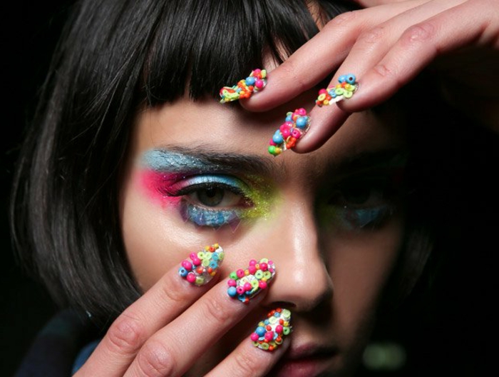 diseños extraordinarios uñas en acrílico, uñas largas con decoración tridimensional pintadas en colores neones 