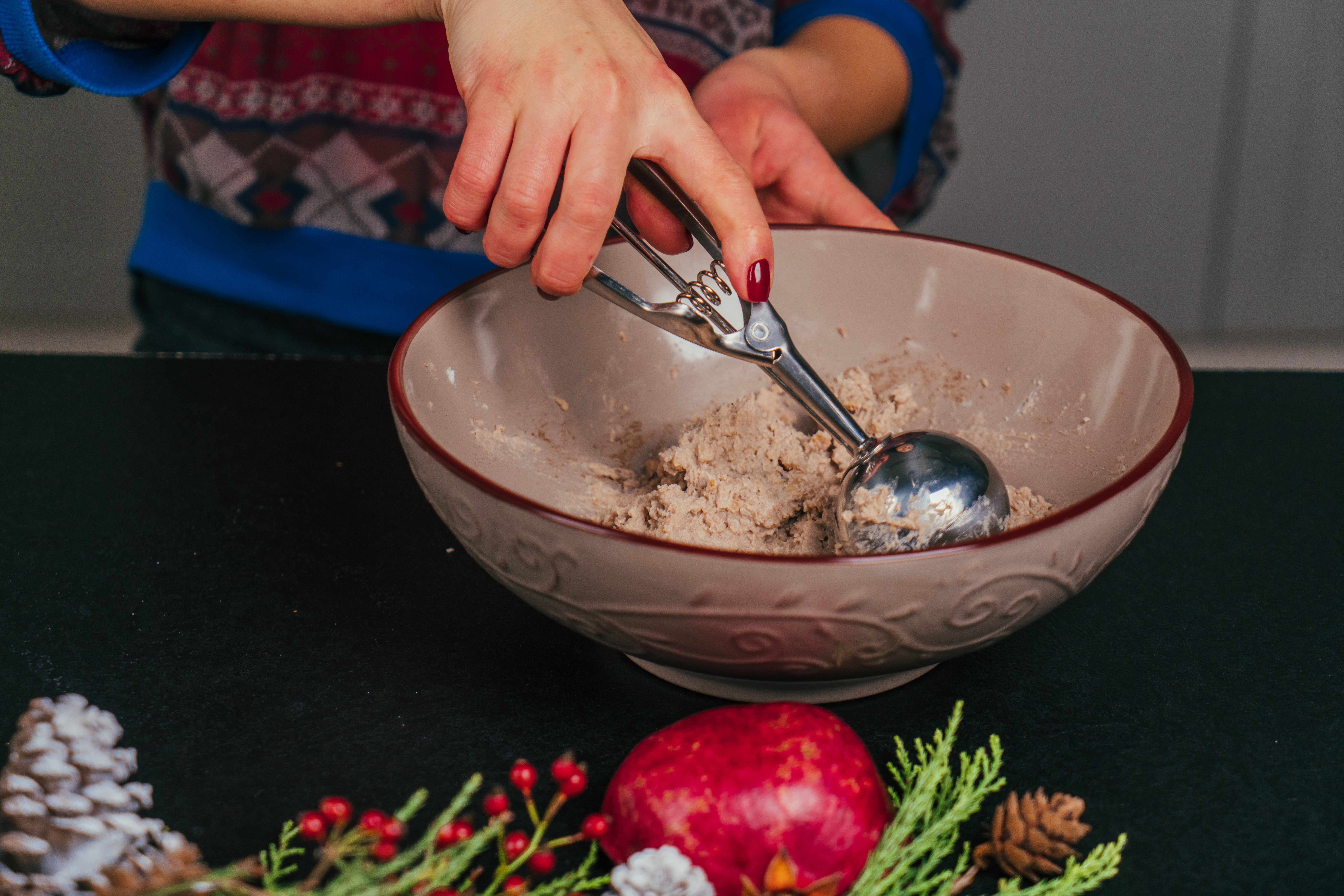 fotos de pasos para hacer mini bolas de quesos y pistachos, tapas navideñas para picar, ideas de picoteo para navidad 