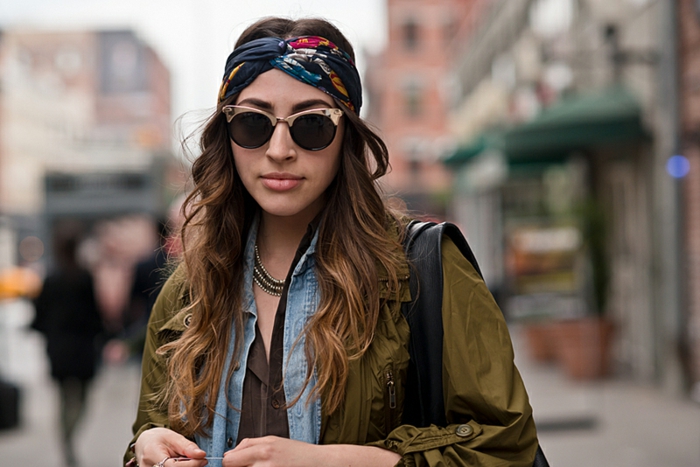 pañuelos en la cabeza tendencias moda mujer 2018 2019, chaqueta color verde, gafas de diseño 