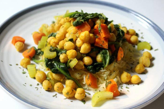 ideas de platos vegetarianos faciles y saludables, garbanzos cocidos con espinacas y zanahorias