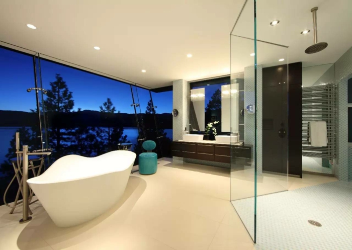 cuarto de baño grande y lujoso decorado en estilo contemporáneo con luces empotradas y grandes ventanales 