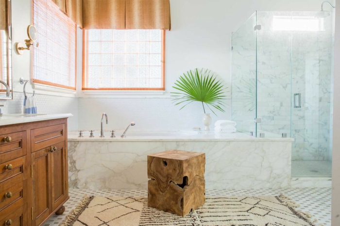 decoración de cuarto de baño en blanco y madera, bañera de mármol y cabina de ducha de vidrio 