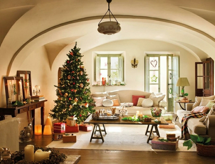 salón decorado en estilo rústico moderno con muebles de madera e interesantes elementos arquitectónicos, árbol de navidad decorado con estilo 