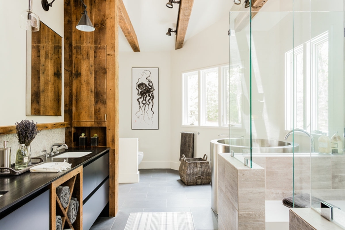decoración de baño en estilo rústico moderno, espacio decorado en blanco, cabina de ducha, techo con vigas 