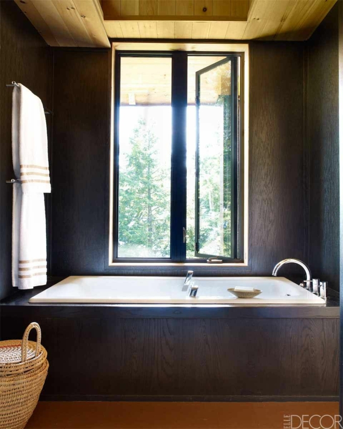 baño moderno en estilo contemporáneo diseñado en colores terrestres con detalles de madera y mimbre 