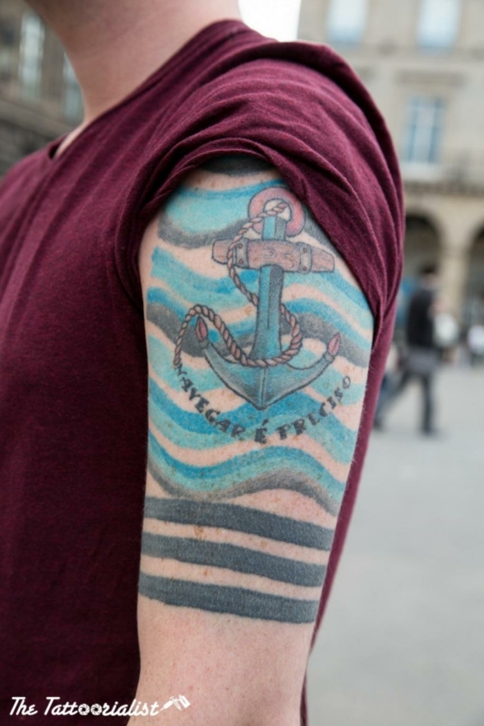 tatuajes en el brazo, ideas de tatuajes faciles vintage, tattoo con ancla color azul, símbolos tatoos old school 