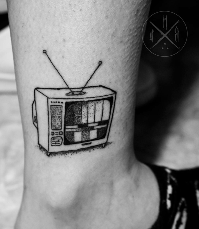 tatuajes faciles en estilo oldschool, ideas de diseños para hombres, viejo televisor tatuado en el tobillo 