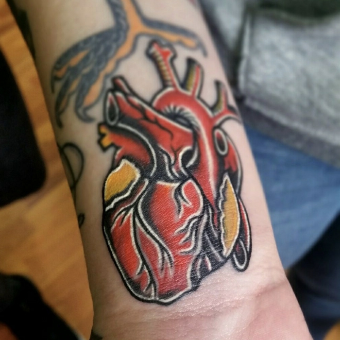tatuajes en el brazo hombre, diiseños de tatuajes en estilo old school, tattoo con colores intensos 