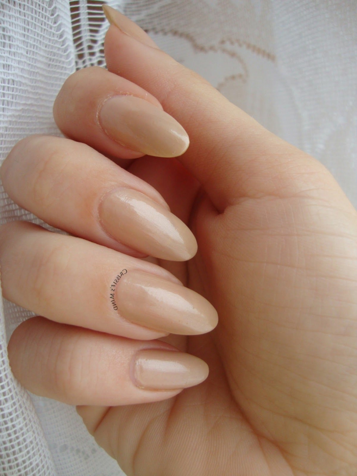 manicura clásica, uñas largas de forma almendrada pintadas en beige claro, tipos de uñas postizas 