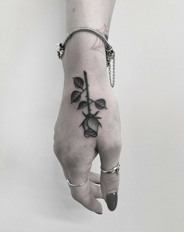 rosa en estilo vintage tatuada en la mano, tatuajes faciles old school para mujeres, tattoos pequeños 