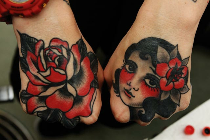 tatuajes faciles con símbolos típicos de la cultura vintage, manos de mujer tatuados con tattoos en negro y rojo 