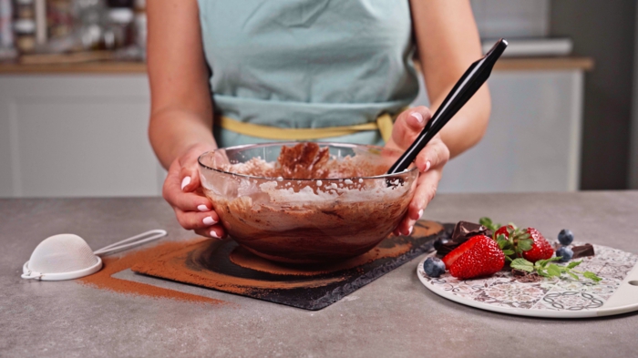pasos para preparar un mousse de chocolate con aguafaba, ideas de recetas caseras veganas, fotos de recetas caseras 