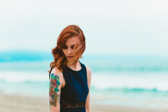 ideas de tatuajes en el brazo inspirados en la vieja escuela, brazo entero tatuado colores intensos 
