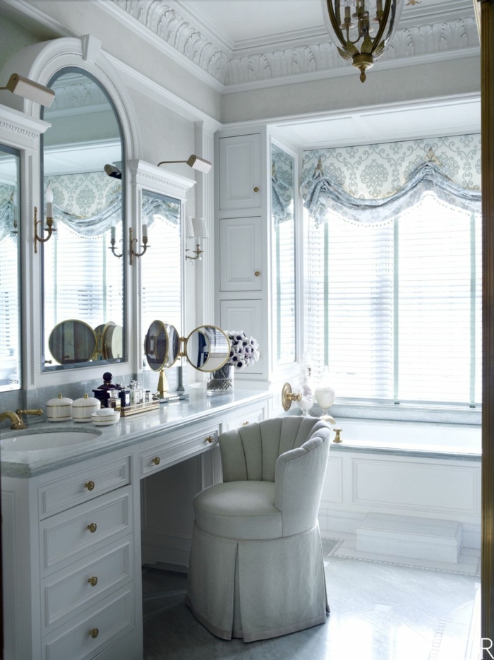 precioso baño blanco decorado en estilo vintage con muebles de diseño, cuartos de baño de diseño 