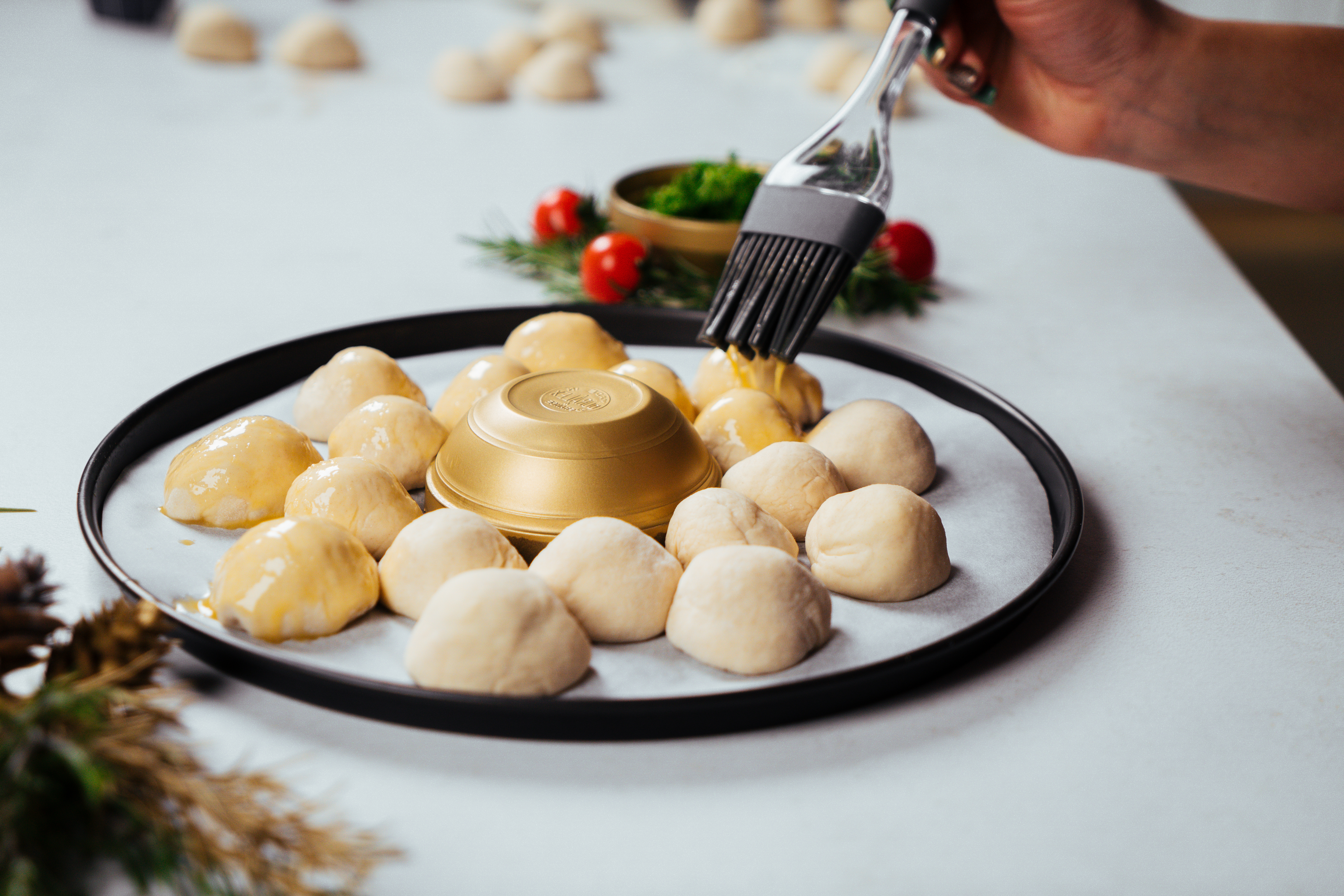 ideas de recetas caseras paso a paso, pan navideño casero relleno de queso mozzarella adornado de romero fresco y tomates uva