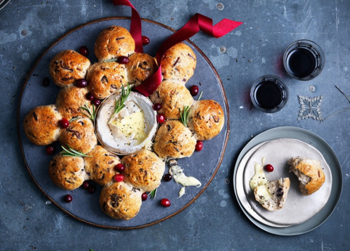 propuestas de canapés navideños, pan casero en forma original con queso brie fundido, ideas de comidas para Nochevieja