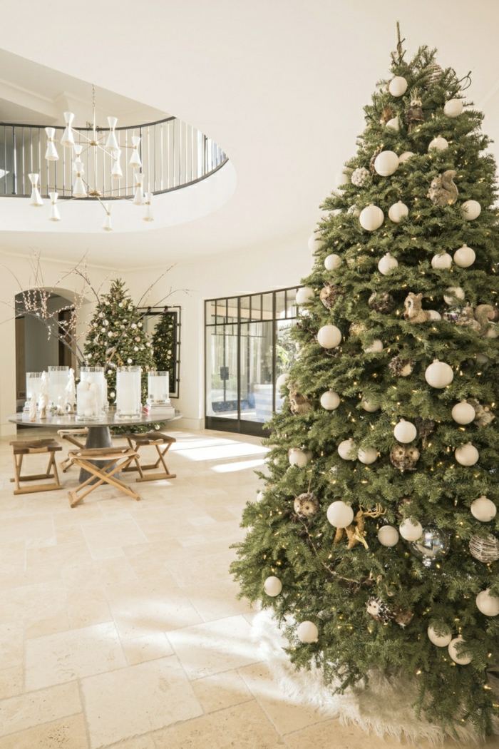 grande salón moderno con decoración minimalista, árbol de navidad decorado con esferas en color champán 