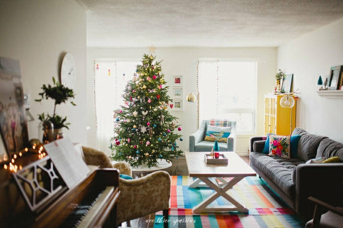 salón decorado con mucho encanto, árbol de navidad adornado con pequeños detalles en diferentes colores 