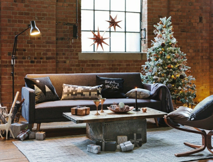 últimas tendencias en decoración de árboles navideños 2018, salón decorado en estilo industrial con paredes de ladrillo 