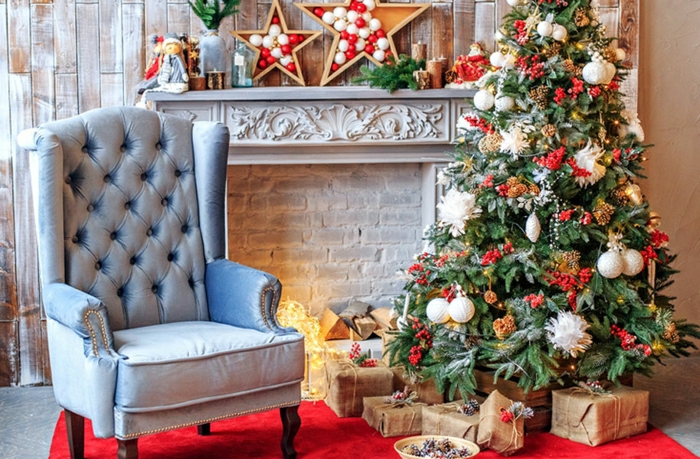 precioso salón decorado en estilo rústico moderno con sillón vintage, árbol navideño con adornos en blanco y rojo 