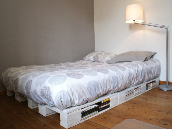 como hacer una cama con palets super funcional, palets pintados en blanco, dormitorio moderno 