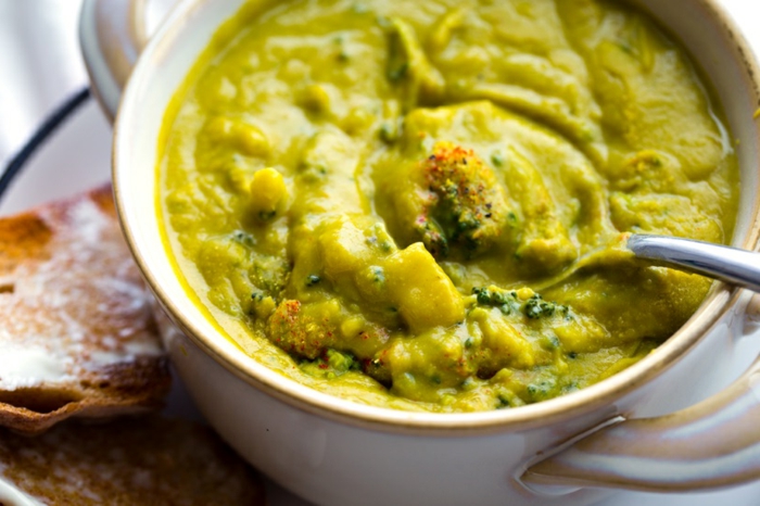 sopa de papas y brocoli, ideas saludables de platos vegetarianos faciles, sopas veganas y vegetarianas 