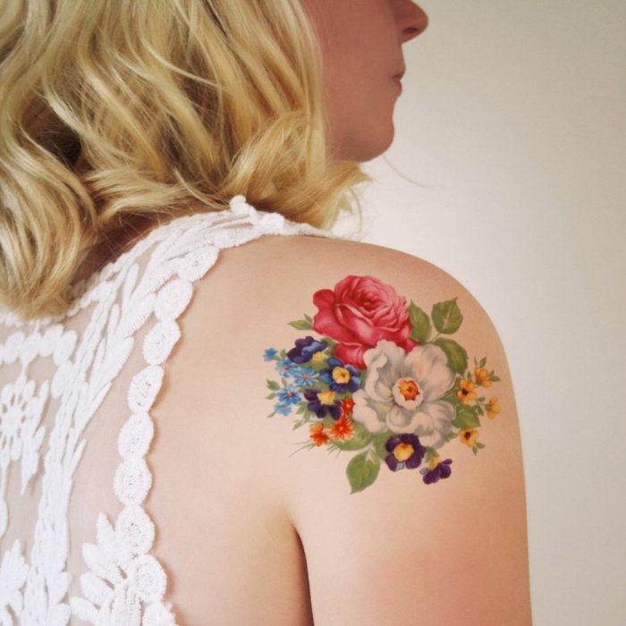 tatuaje con motivos florales en el hombro, tatuajes clásicos americanos en colores intensos 
