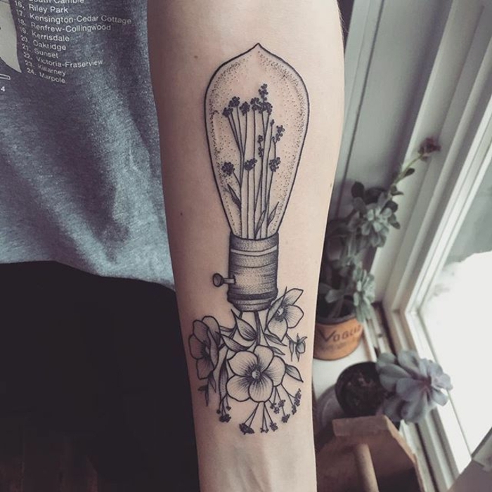 diseños de tatuajes inspirados en el estilo vitnage, bombilla con flores, tatuajes antebrazo hombres y mujeres 