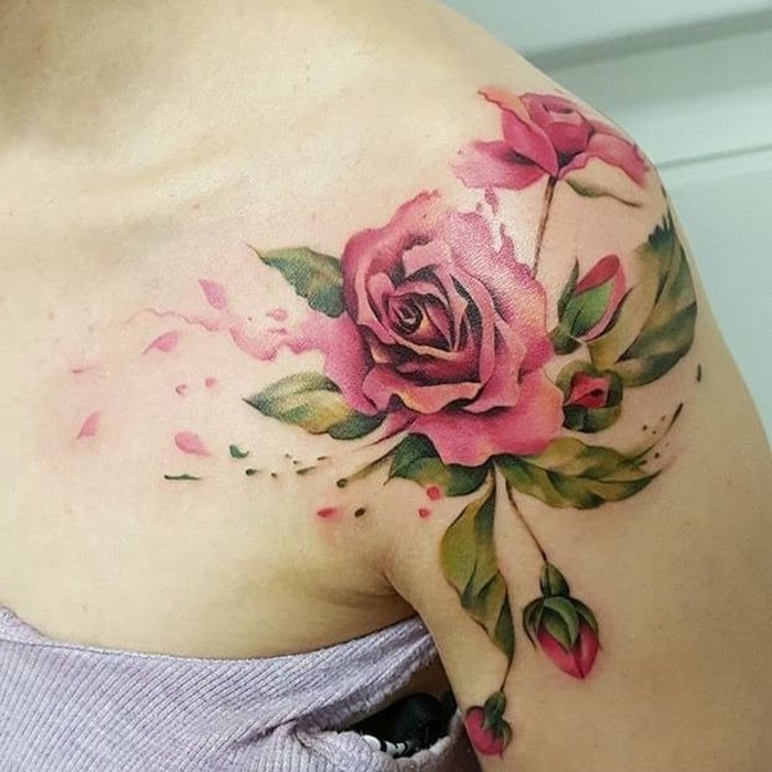 tatuajes en el hombro con flores, diseños de tatuajes inspirados en el estilo vintage, tattoo rosaas rojas 