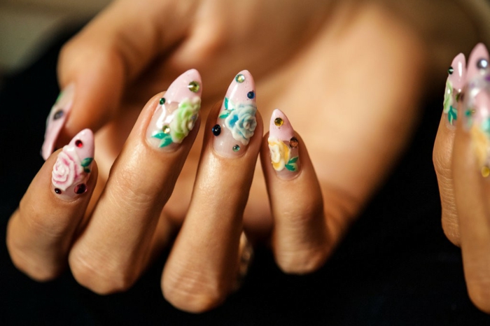 preciosos diseños de uñas acrilicas, uñas largas francesas con puntas en rosado claro, decoración motivos florales y piedras