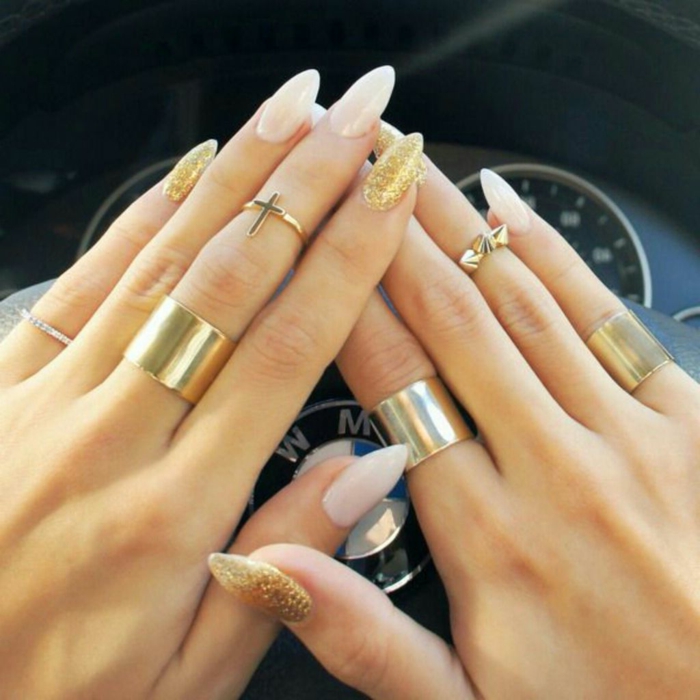 como hacer uñas acrilicas modernas, largas uñas pintadas en blanco y dorado, diseños de uñas elegantes 