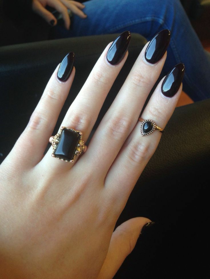 uñas de acrilico largas de forma almendrada pintadas en negro acabado brillantes, diseños de uñas modernas y elegantes 