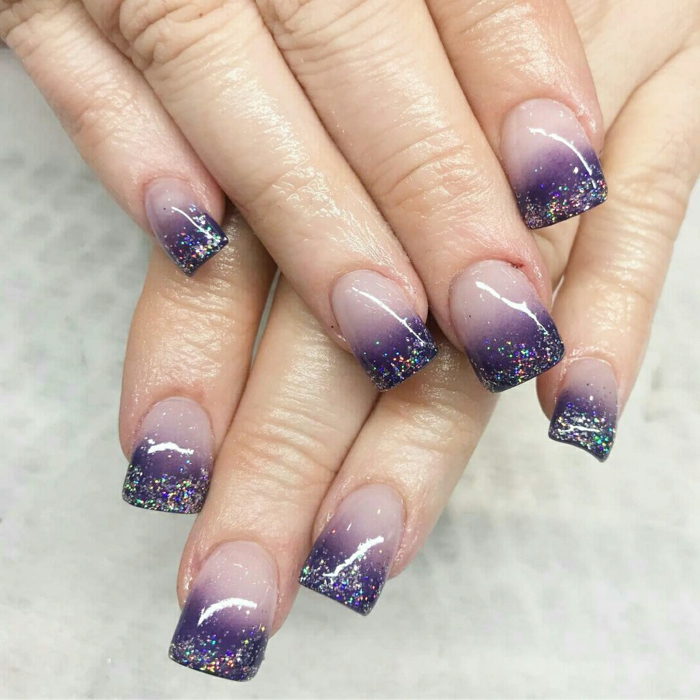 manicura de forma cuadrada, uñas francesas con puntas en lila con purpurina degradado 