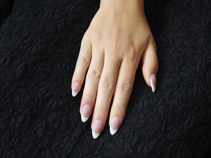 uñas acrilicas o de gel francesas, largas uñas de forma almendrada con puntas en blanco, ideas de manicura clásica 